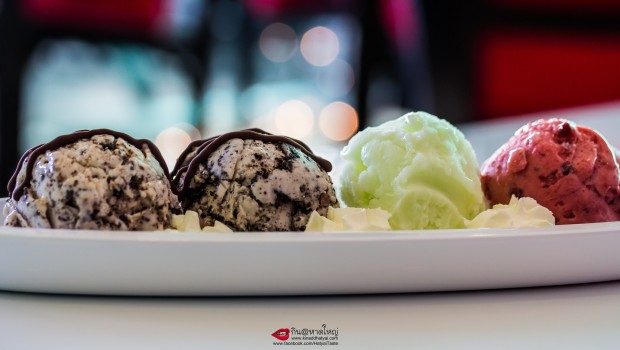 Ice Cream Studio สวัสดีครับวันนี้มีโอกาสไปกิน ไอศครีมร้าน Ice Cream Studio ครับ พี่เจ้าของร้านเป็นกันเองมากครับแนะนำดี อบอุ่นครับ และยังตักไอศครีมให้ลูกค้าชิมทุกรส เพื่อเป็นการตัดสินใจก่อนจะเลือกรส