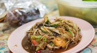 วันนี้มากินส้มตำกันครับ เจ้านี้รสชาติถือว่าโอเคใช้ได้เลยครับ ร้านส้มตำไก่ย่่างป้าดา มีทั้งตำไทย ตำมะม่วง ส้มตำไข่เค็ม ตำมะกอก อีกหลายเมนู และยังมีไก่ย่างอีก ผมชอบกินไก่ย่างร้านนี้มากครับ อร่อยดีครับราคาก็ไม่แพงด้วยครับผม ใครผ่านไปผ่านมาลองซื้อไปชิมได้ครับ จานนี้ก็น่ากินไม่เบาเลย ^^ ไก่ย่างกับเครื่องในไก่ย่างอร่อยถึงเครื่องปรุง ดู ร้านส้มตำป้าดา ในแผนที่ขนาดใหญ่กว่า ส่วนร้านตั้งอยู่ในซอยตรงข้าม ช่างกลภาคใต้นะครับ ซ.สุทธิสมิทธิ์ เข้าไปนิดเดียวอยู่ฝั่งซ้ายมือครับ จะมีรถเข็นจอดอยู่หน้าบ้านพร้อมกับเตาย่างไก่